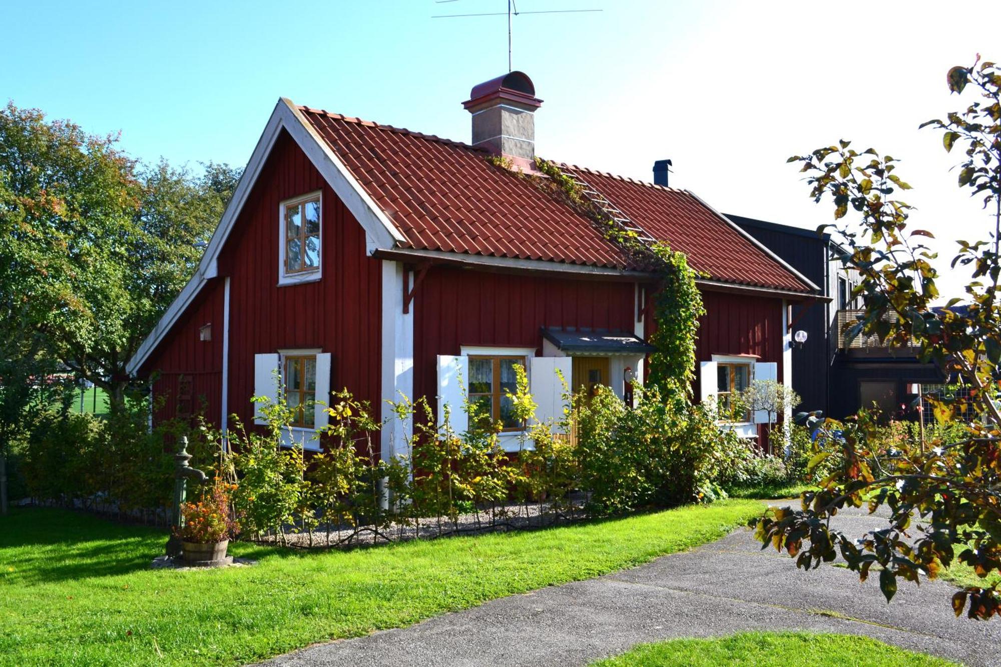 Rustik Stuga Med Lantlig Kaensla Naera Oerebro City Exterior photo